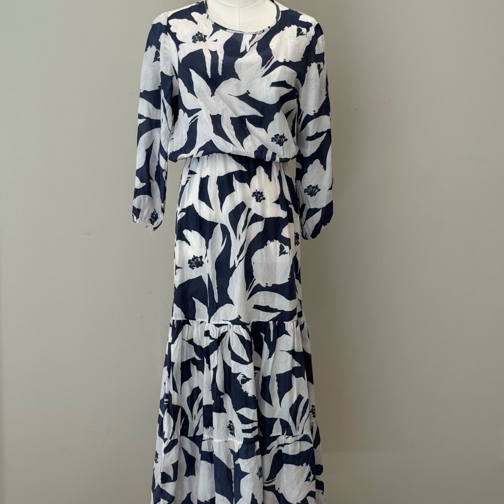 Chic Floral Long Sleeve Maxi Dress in Navy and White
